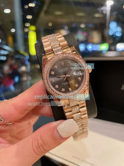 High Quality Replica Datejust Watch Black Face Yellow Gold Band Diamonds Bezel 